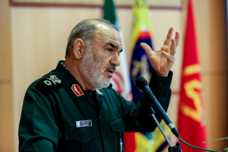 سردار سلامی: در صحنه های بزرگ بر دشمنان غلبه کرده ایم