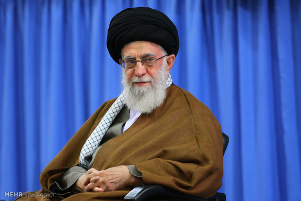 از افراد متزلزل در راه دین و انقلاب باید حذر کرد